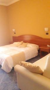 A bed or beds in a room at Hotel Beaurivage