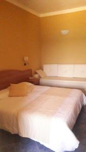 A bed or beds in a room at Hotel Beaurivage