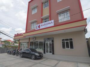 RedDoorz near Islamic Center Samarinda في ساماريندا: مبنى وردي مع دراجات نارية متوقفة أمامه