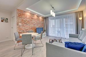 Ein Sitzbereich in der Unterkunft Chmielna Park Apartments Old Town
