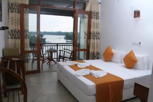 Postel nebo postele na pokoji v ubytování Sanu Lagoon Resort & Spa