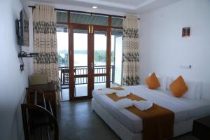Postel nebo postele na pokoji v ubytování Sanu Lagoon Resort & Spa