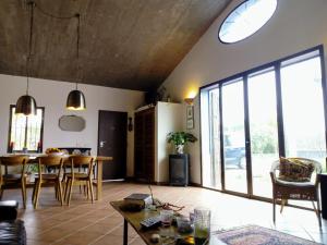 a living room with a table and a large window at Casa los Jinetes in Carmona