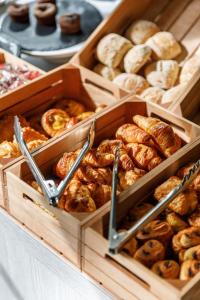 um monte de diferentes tipos de doces em caixas de madeira em Cézanne Hôtel Spa em Cannes