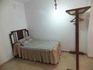 Cama pequeña en una esquina de habitación en Puerta del Arco, en Riópar