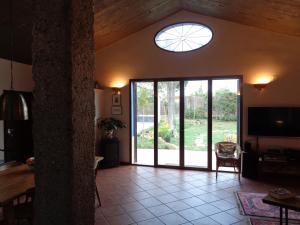 un soggiorno con una grande porta scorrevole in vetro di Casa los Jinetes a Carmona