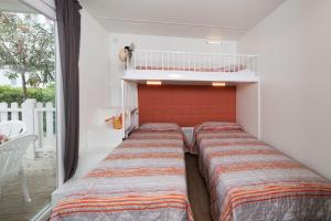 Posteľ alebo postele v izbe v ubytovaní Camping Village Pino Mare + 27 fotografií