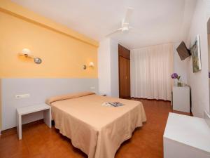 Postel nebo postele na pokoji v ubytování Hostal Velilla