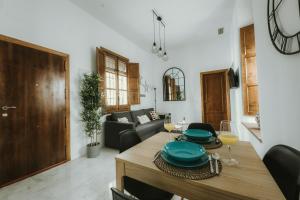 a living room with a table with wine glasses at LUXURY & NEW APARTMENT CORREDERA in Córdoba