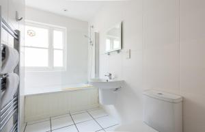 Kamar mandi di The Kensington Palace Mews - Bright & Modern 6BDR House with Garage