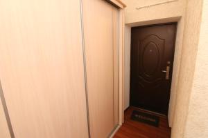 eine Tür, die in ein Zimmer mit einer Tür führt in der Unterkunft Апартаменты возле Вокзала, Центр in Dnipro