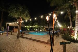 Bazén v ubytování Siesta Key Palms Resort nebo v jeho okolí