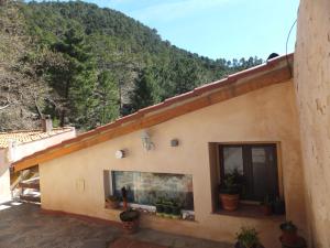 a house with a view of a mountain at Río Mundo Alojamiento Rural in Riópar