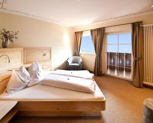 ein Hotelzimmer mit einem Bett und einem Fenster in der Unterkunft Tschögglbergerhof in Jenesien