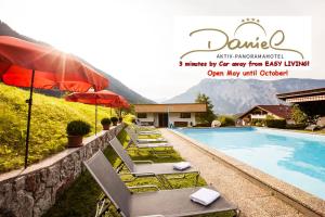 rząd krzeseł i parasoli obok basenu w obiekcie Easy Living Apartment Ötztal w mieście Sautens