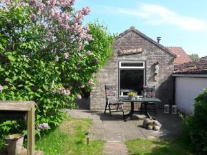 霍勒姆T Dûnpantke的大楼前带桌子的庭院