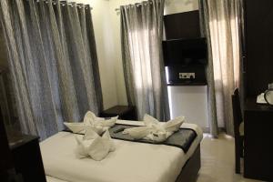 Imagen de la galería de SKY GATE HOTEL Near Apollo MAIN, Women's & Children's US Consulate Sankara Netralaya Goethe Institute PrestigePalladium Shastri Bhavan Senmozhi Poonga Raj Ratnam Stadium TAJ Coromandal India Oil Bhavan Dr Mohan's Diabetics VAC Chennai, en Chennai