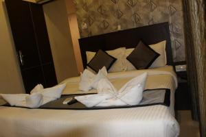 Imagen de la galería de SKY GATE HOTEL Near Apollo MAIN, Women's & Children's US Consulate Sankara Netralaya Goethe Institute PrestigePalladium Shastri Bhavan Senmozhi Poonga Raj Ratnam Stadium TAJ Coromandal India Oil Bhavan Dr Mohan's Diabetics VAC Chennai, en Chennai