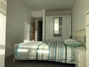Schlafzimmer mit einem Bett und einem Spiegel in der Unterkunft Tenerife sur, costa del silencio in Arona