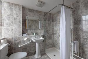 Koupelna v ubytování Grant Arms Hotel