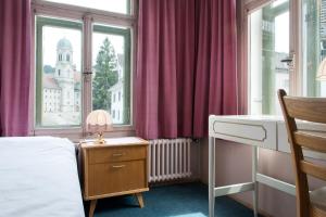 Postel nebo postele na pokoji v ubytování KunstHotel Linde Garni