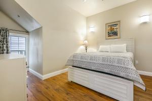 een slaapkamer met een wit bed en een raam bij St Charles Ave Urban Retreat with Luxury Amenities in New Orleans