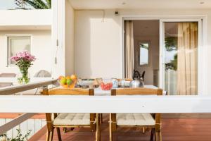 a kitchen and dining room with a table and chairs at Casara Seis o Casara Siete - Tu casa a 100m de la playa de Zahora in Zahora