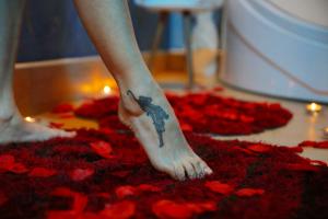 uma pessoa com uma tatuagem de escorpião na perna em B&B Vistamareblu em San Foca