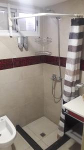ein Bad mit einer Dusche und einem Waschbecken in der Unterkunft Departamento Estudio 1 in Neuquén