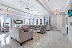uma sala de estar com sofás e uma ventoinha de tecto em Stunning Penthouse in the Heart of the City em Nova Orleans