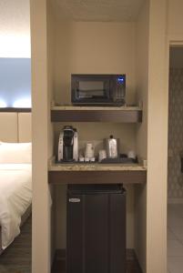 un microondas sentado en un estante en una habitación de hotel en Holiday Inn Express Anderson I-85 - Exit 27- Highway 81, an IHG Hotel, en Anderson
