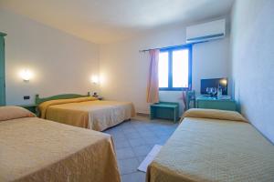 Habitación de hotel con 2 camas y TV en Residenza Gli Ontani, en Orosei