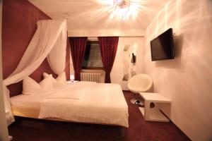 Een bed of bedden in een kamer bij Garni Apparthotel St Valentin