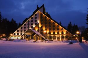 科拉欣的住宿－比安卡Spa度假酒店，一座大建筑物,在晚上下雪
