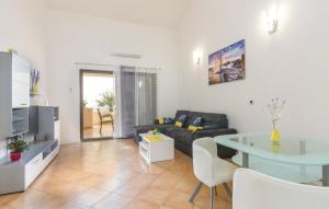 Μια τηλεόραση ή/και κέντρο ψυχαγωγίας στο Holiday home Mateo