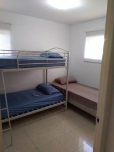 Katil dua tingkat atau katil-katil dua tingkat dalam bilik di Yolo Apartment