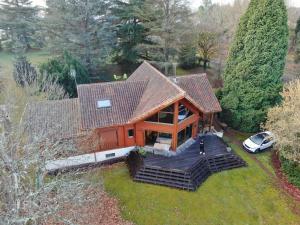 uma vista superior de uma casa com um telhado em Chambres d'Hôtes Le Chalet em Condat-sur-Vienne