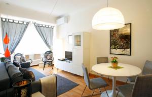 uma sala de estar com uma mesa e um sofá em Anjos 44 Lisbon Apartments em Lisboa