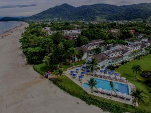 uma vista aérea de um resort junto à praia em Beach Hotel Juquehy em Juqueí