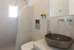 łazienka z umywalką i toaletą w obiekcie Apartments Klery - Studios 5 w mieście Nausa +12 zdjęć