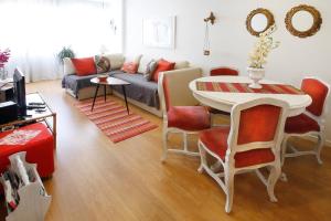 uma sala de estar com uma mesa e um sofá em Anjos 44 Lisbon Apartments em Lisboa