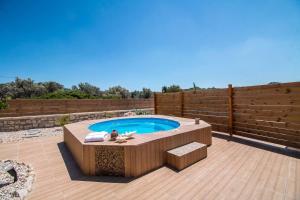 Bazén v ubytovaní Emerald Dream Apartment alebo v jeho blízkosti