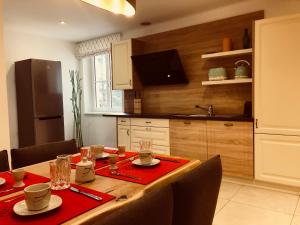una cocina con una mesa de madera con una mesa roja en Vine & Design, en Langenlois