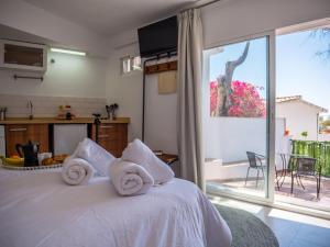 una camera da letto con un letto e asciugamani di SEAFRONT WITH TERRACE a Málaga