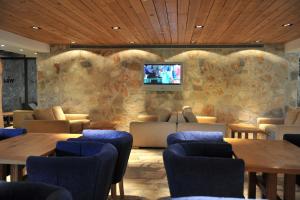 Televiisor ja/või meelelahutuskeskus majutusasutuses Bianca Resort & Spa