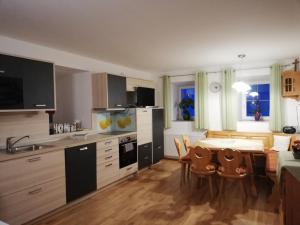 eine Küche und ein Esszimmer mit einem Tisch und Stühlen in der Unterkunft Ferienwohnung Andrea in Bad Mitterndorf