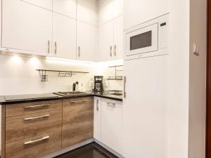 A kitchen or kitchenette at VacationClub – Rezydencja Kapitańska Apartament 8