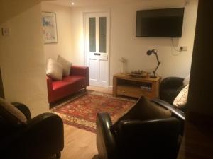 Ruang duduk di Crown House & Lodges B&B +11 gambar