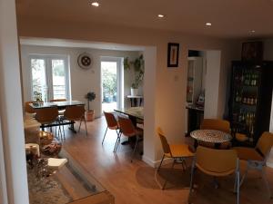 Ruang duduk di Crown House & Lodges B&B