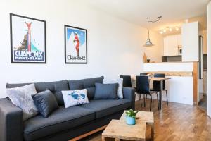 - un salon avec un canapé et une table dans l'établissement Apartment Chamois Blanc 7A, à Chamonix-Mont-Blanc